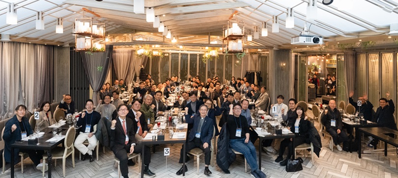 ▲ 서강 인공지능(AI) 융합 포럼, 세익스피어스(SAIX Peers) 킥오프 행사 참석자들이 단체사진을 찍고 있다.ⓒ서강대