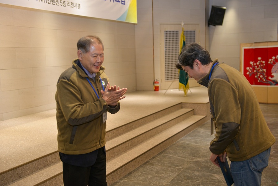 ▲ 2025학년도 DCU 서포터즈 발대식장면(왼쪽 대구사이버대학교 이근용 총장, 오른쪽 서포터즈 단장 박상욱 총학생회장).ⓒ대구사이버대