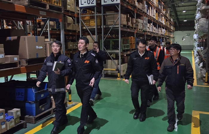 ▲ 세종남부소방서가 26일 연기면 정수유통㈜ 1단지를 방문해 겨울철 대형 물류창고 화재 예방을 위한 현장지도를 하고 있다.ⓒ세종남부소방서