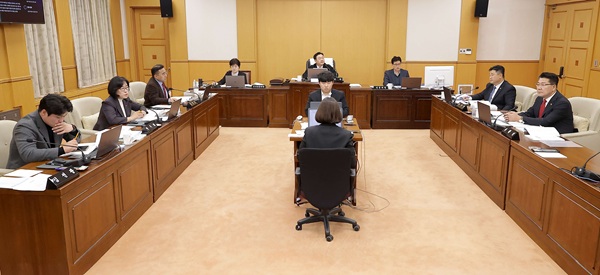 ▲ 대전시의회 산업건설위원회의의 2026년 예산안 심사 진행 중인 모습.ⓒ대전시의회