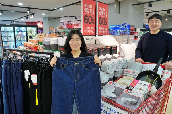 ▲ 롯데마트 송파점에서 '연말 클리어런스 대전'을 홍보하고 있는 최하연(왼쪽), 이강석(오른쪽) 롯데마트 패션팀 MDⓒ롯데마트