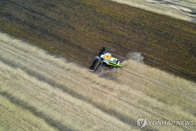 ▲ 미국 일리노이주의 한 농장에서 콩을 수확하는 모습. 출처=EPAⓒ연합뉴스