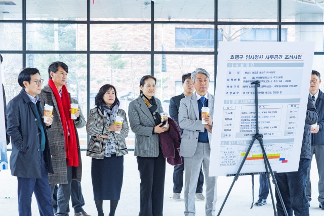 ▲ 효행구 출범을 앞두고 임시 구청사 조성 사업 추진 상황을 점검하기 위해 봉담읍 분천리 일원 공사 현장을 방문한 기획행정위원회ⓒ화성시의회 제공