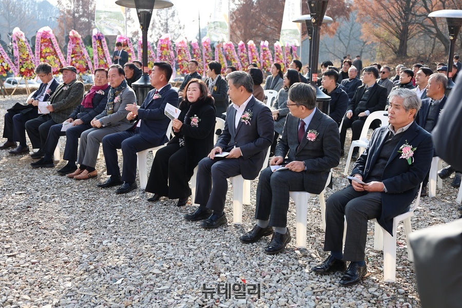 ▲ 26일 청주시 상당구 낭성면 삼산리에서 열린‘코베아 캠핑랜드 조성사업 기공식’에 참석한 내빈들.ⓒ김정원 기자