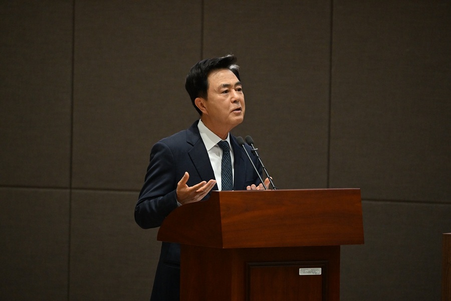 ▲ 김태흠 충남도지사가 26일 도의회에서 도정질문에 답변을 하고 있다.ⓒ충남도