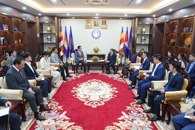 ▲ 신영재 군수가 캄보디아 행 소어 노동부장관을 만나고 있다. ⓒ홍천군