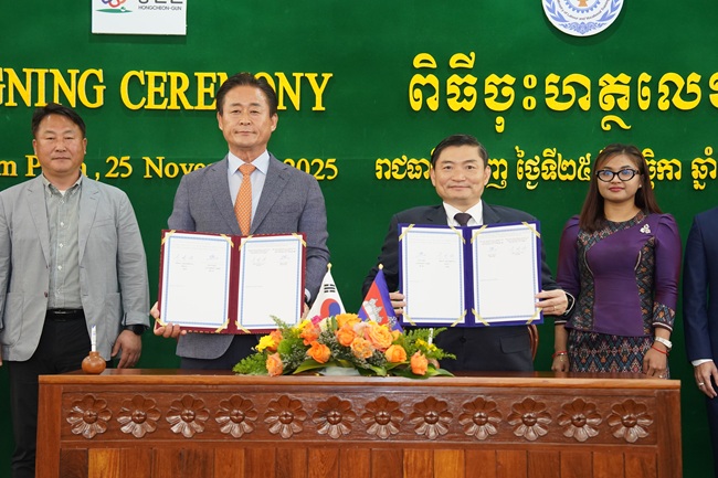 ▲ 홍천군 대표단은 방문 기간 중 캄보디아 노동직업훈련부와 협약을 체결하고, 크라티에주 주지사 및 관계자들을 만나 양 지역 간 우호 증진과 계절근로자의 선발·파견·관리에 이르는 구체적인 실무 협의를 진행했다. ⓒ홍천군