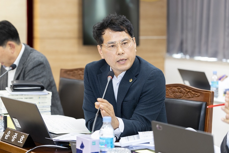 ▲ 경상북도의회 윤종호 의원(구미6, 국민의힘)이 대표 발의한 교육 분야 조례안 2건이 26일 제359회 제2차 정례회 제1차 교육위원회 심사를 나란히 통과하며, 학생 건강권 보호와 교육 재정 효율화에 탄력이 붙을 것으로 보인다.ⓒ경북도의회