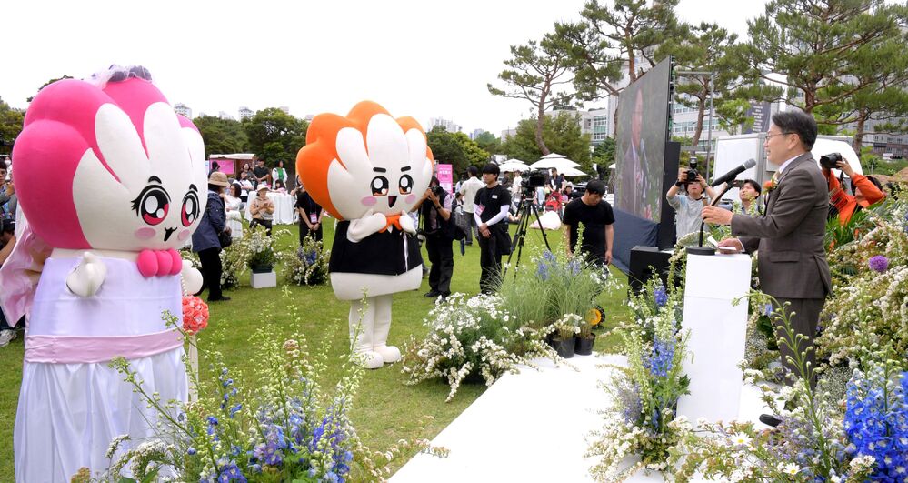 ▲ 강기정 광주광역시장이 지난 5월 24일 오전 시청 앞 빛의 정원에서 열린 ‘2025 광주 홍보캐릭터 대전’ 빛돌이 결혼식에 참석해 주례사를 하고 있다. ⓒ광주광역시 제공