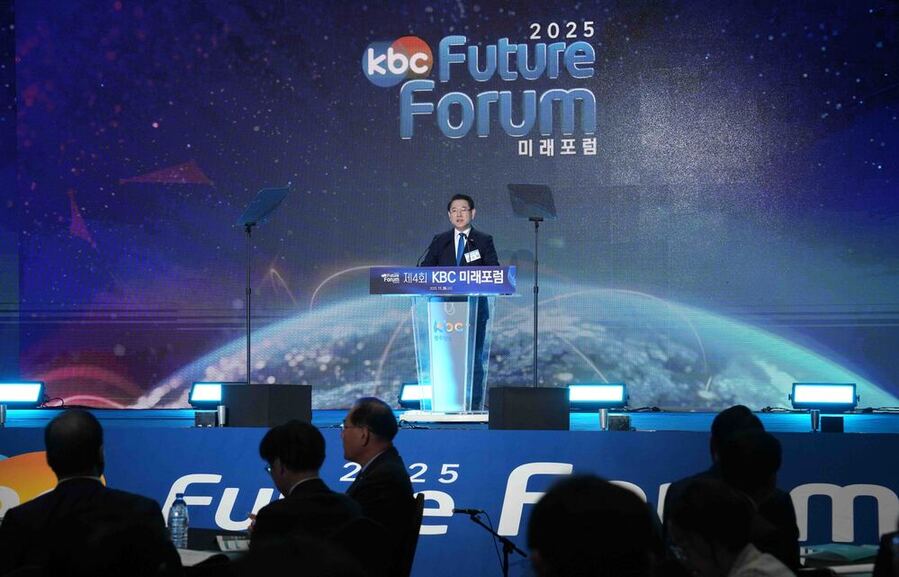 ▲ 김영록 전라남도지사가 26일 여수 소노캄호텔에서 열린 ‘제4회 KBC미래포럼’ 행사에서 인사말을 하고 있다.ⓒ전라남도 제공