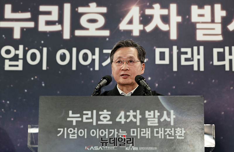▲ 윤영빈 우주항공청장이 26일 오후 전라남도 고흥 나로우주센터에서 누리호 4차 발사 관련 브리핑을 하고 있다. (사진=한국항공우주연구원)