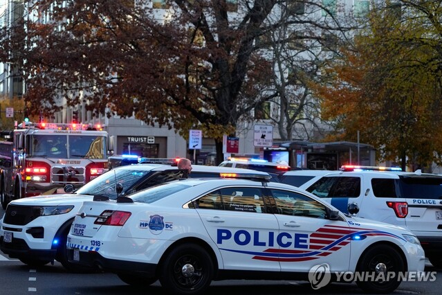 ▲ 26일(현지시각) 미국 워싱턴 D.C. 백악관 인근에서 주방위군 소속 병사 2명이 피격당했다. 출처=APⓒ연합뉴스