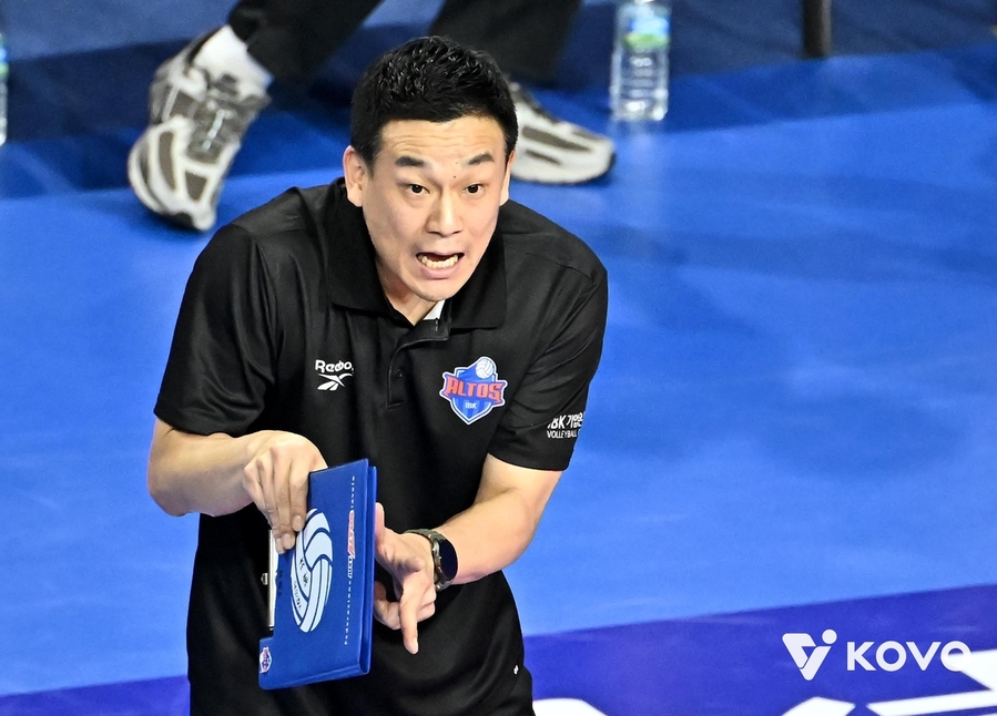 ▲ 여오현 감독체제로 나선 기업은행이 흥국생명을 잡고 7연패에서 벗어났다.ⓒKOVO 제공