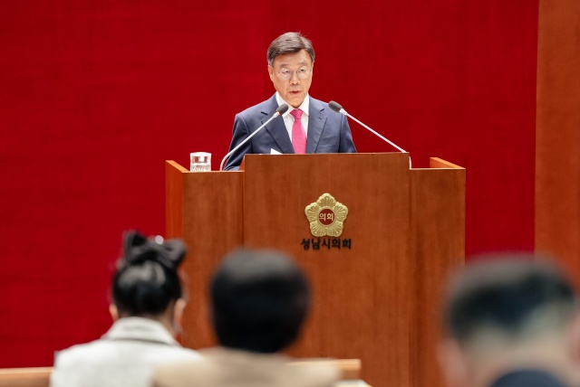 ▲ 신상진 성남시장이 지난 20일 성남시의회 제307회 제2차 정례회에서 2026년도 예산안과 시정 운영 방향을 설명하고 있다. ⓒ성남시 제공