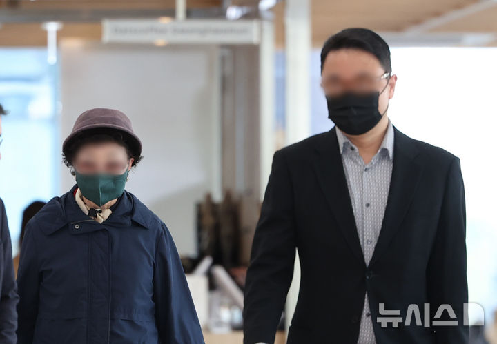 ▲ 김건희 여사의 오빠 김진우 씨(오른쪽)가 지난 4일 오전 서울 종로구 KT광화문빌딩 웨스트에 마련된 민중기 특별검사 사무실에 피의자 신분으로 출석하고 있다.ⓒ뉴시스