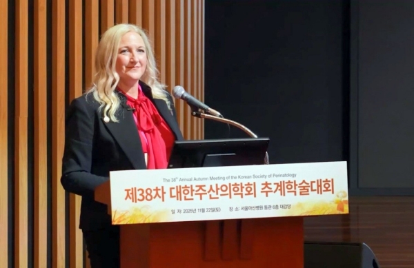 ▲ 엘리자베스 바이흐젤바움 박사가 ‘제38회 대한주산의학회 추계학술대회’에 명사로 참여해 산양유아식의 영양적 우수성에 대해 강연했다.ⓒ일동후디스