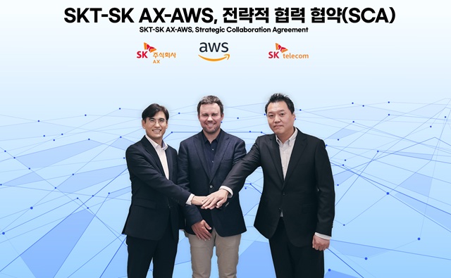 ▲ 왼쪽부터 신장수 SK AX Cloud 부문장, 크리스 케이시(Chris Casey) AWS 아시아태평양 및 일본(APJ) 파트너쉽 총괄, 허민회 SKT AI Cloud 담당.ⓒSK텔레콤