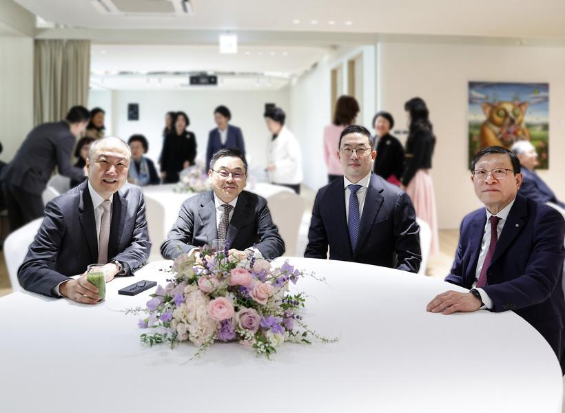 ▲ (왼쪽부터)구자은 LS 회장과 구본상 LIG 회장, 구광모 LG 회장, 허태수 GS 회장이 지난 3월 열린 GS 창립 20주년 및 GS아트센터 개관 기념행사에 기념 촬영을 하고 있다.ⓒGS