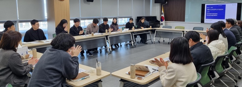 ▲ 세종교육청 학교지원본부가 27일 교육청에서 전남교육청 소속 목포·무안·신안 학교지원 담당자들과 협의회를 열고 현장체험학습 컨설팅, 사전답사, 보조인력 지원, 학생 수송 차량 임차 등 우수사례룰 공유하고 있다.ⓒ세종교육청