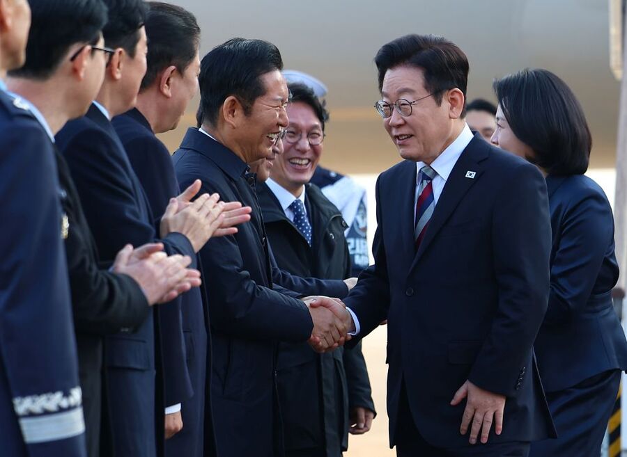 ▲ G20 정상회의 등 중동·아프리카 순방 일정을 마친 이재명 대통령이 26일 경기 성남공항에 도착해 정청래 더불어민주당 대표와 악수하고 있다. ⓒ뉴시스