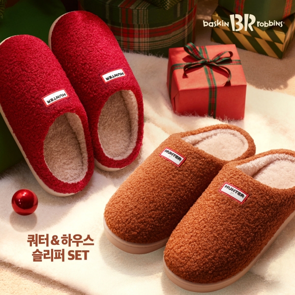 ▲ SPC 배스킨라빈스가 2025 크리스마스 캠페인 ‘홀리데이 판타지’의 일환으로 영국 헤리티지 라이프스타일 브랜드 ‘헌터’와 협업한 굿즈를 선보인다.ⓒSPC