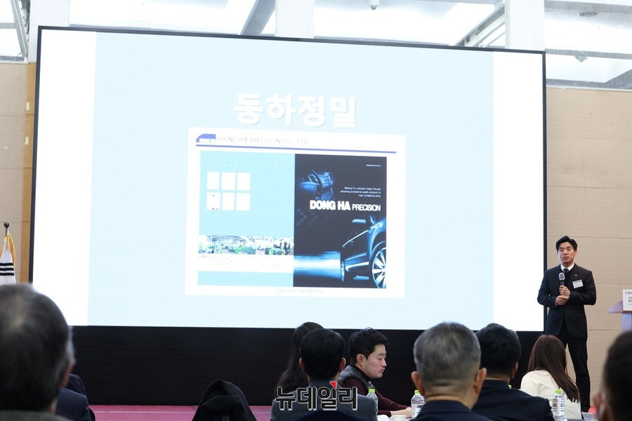 ▲ 김영배 충북연구원장이 27일 청주 엔포드호텔에서 열린 충북경제포럼 제265차 월례 강연회에서 동하정밀·명전바이오·쉐메카 등 충북 기업인들의 성공적인 경영 사례를 발표하고 있다. ⓒ김정원 기자