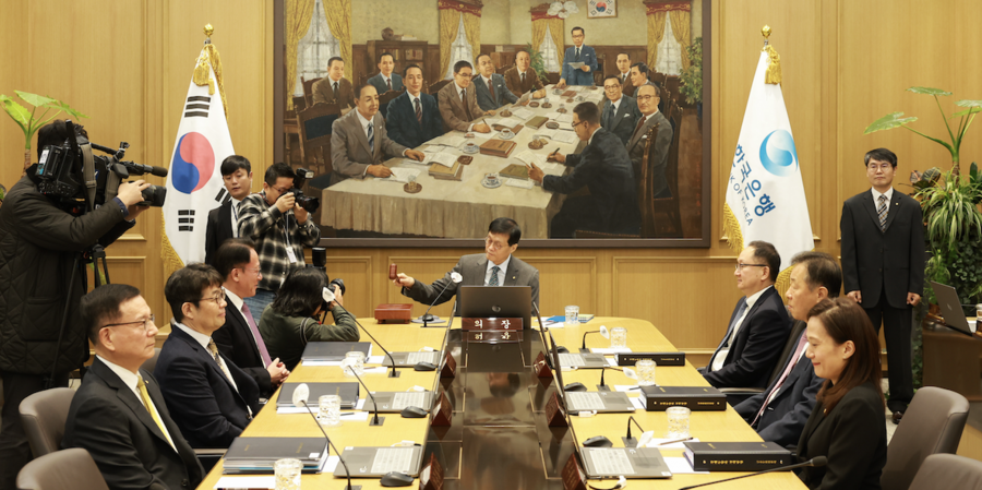 ▲ 이창용 한국은행 총재가 27일 서울 중구 한국은행 본관에서 열린 금융통화위원회 본회의에서 의사봉을 두드리고 있다. ⓒ한국은행