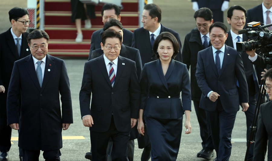 ▲ 주요 20개국(G20) 정상회의 참석을 계기로 아프리카·중동 4개국 순방을 마치고 귀국한 이재명 대통령과 김혜경 여사가 26일 성남 서울공항에서 차량으로 이동하고 있다. ⓒ연합뉴스