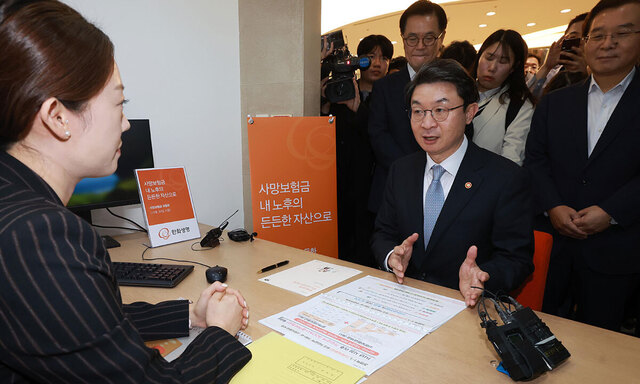 ▲ 이억원 금융위원장이 10월 30일 오후 서울 중구 한화생명 시청 고객센터를 방문해 사망보험금 유동화 출시일에 맞춰 준비상황을 점검하고 있다.ⓒ금융위원회