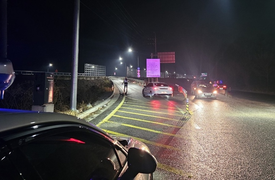 ▲ 경찰이 야간에 음주운전 단속을 하고 있다. ⓒ충북경찰청