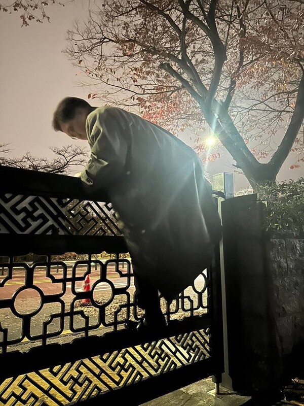 ▲ 우원식 국회의장이 지난해 12월 3일 비상계엄 선포 직후 서울 여의도 국회에서 담을 넘어 본청으로 향하고 있다. ⓒ국회의장실