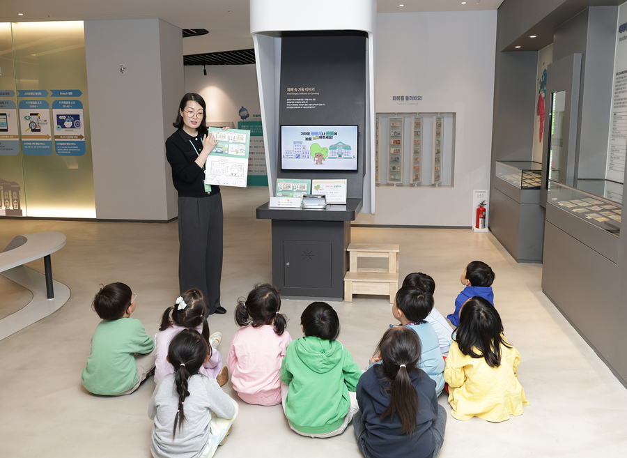 ▲ 25일 진행된 10만 돌파 기념행사에 참석한 ‘씩씩한 어린이집’ 원아들과 iM뱅크(아이엠뱅크) 관계자들 단체사진.ⓒiM뱅크