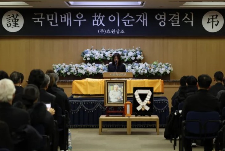 ▲ 배우 하지원이 27일 서울아산병원 장례식장에서 엄수된 故 이순재 영결식에서 추도사를 하고 있다.ⓒ연합뉴스