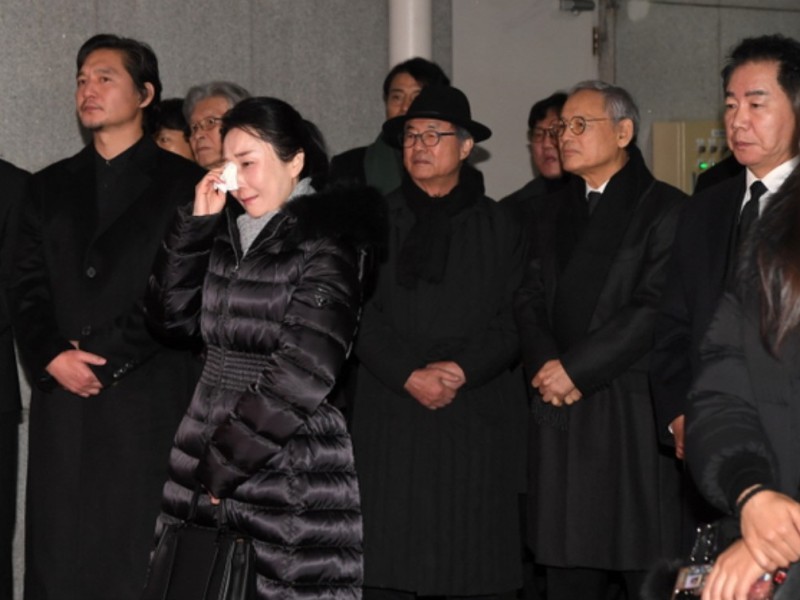 ▲ 27일 서울아산병원 장례식장에서 엄수된 배우 이순재 발인에서 유인촌 전 문화체육부 장관, 배우 정동환·박상원 등 연예계 동료들이 고인의 마지막 길을 배웅하고 있다.ⓒ연합뉴스