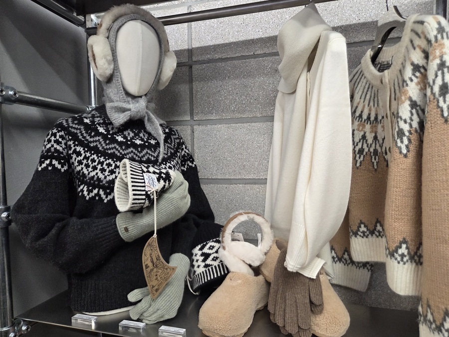 ▲ 성수에 위치한 이마트24의 플래그십스토어에 진열된 W컨셉 의류 ⓒ남수지 기자