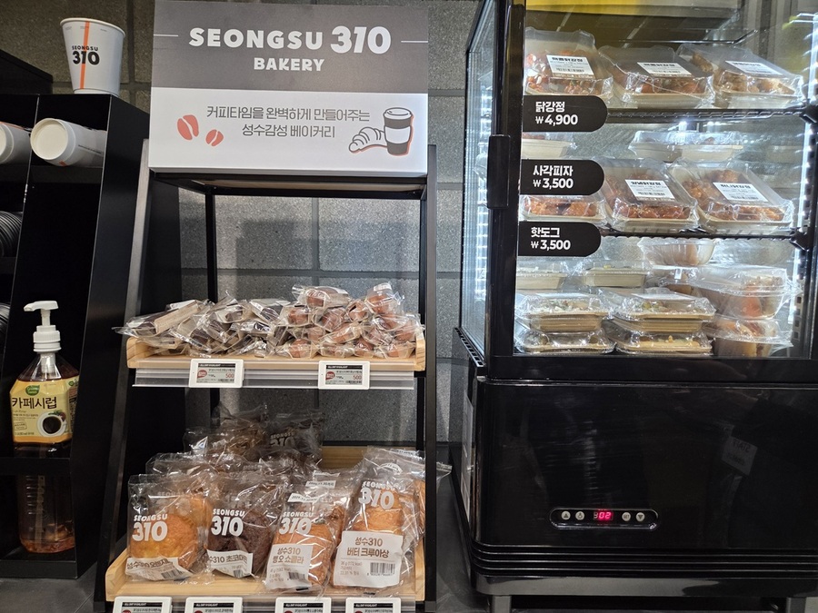 ▲ 전자레인지에 데우기만 하면 되는 '인소싱' 상품이 진열되어 있다. ⓒ남수지 기자