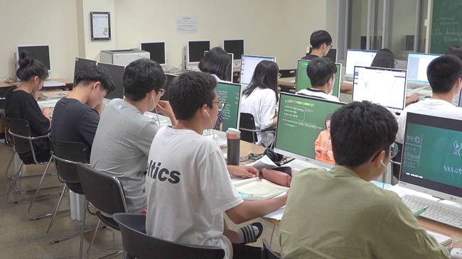 ▲ 화천 학습관에 입교하면 하교 후 기숙사에 머물며 유명 강사진의 학습지도를 받을 수 있고, 진로탐색과 입시전략에도 도움을 받을 수 있다. ⓒ화천군