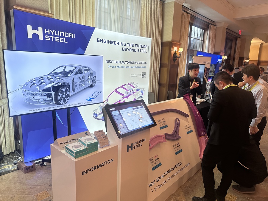 ▲ 현대제철 연구원이 미국 '카바디 익스피리언스(Car Body Xperience)'에 참석한 글로벌 고객사들에게 3세대 강판을 설명하고 있다ⓒ현대제철