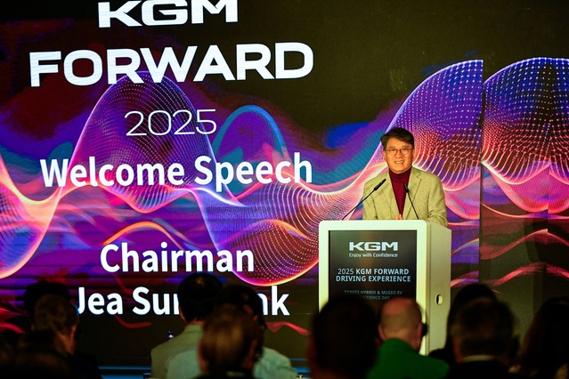 ▲ 2025년 9월 19일 KGM 무쏘 EV, 토레스 HEV 독일 론칭 행사에서 곽재선 KG 모빌리티 회장이 인삿말을 하고 있다. ⓒKGM