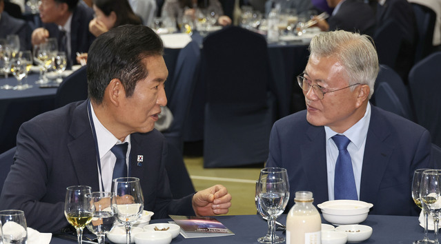 ▲ 문재인 전 대통령과 정청래 더불어민주당 대표가 지난 9월 19일 경기도 파주 캠프 그리브스에서 열린 9.19 평양공동선언 남북군사합의 7주년 기념식 및 2025 한반도 평화주간 개막식에서 대화하고 있다. ⓒ뉴시스