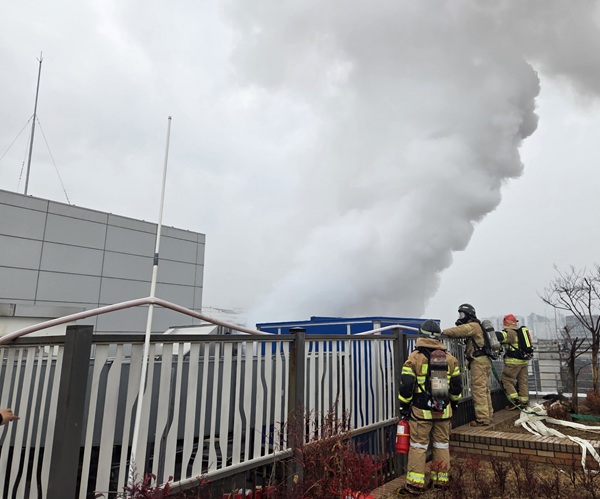 ▲ 27일 오전 11시 15분쯤 세종시 어진동 KT&G 세종타워 1층 주방과 옥상에서 불이 나소방대원들이 진화작업을 하고 있다.ⓒ세종소방본부