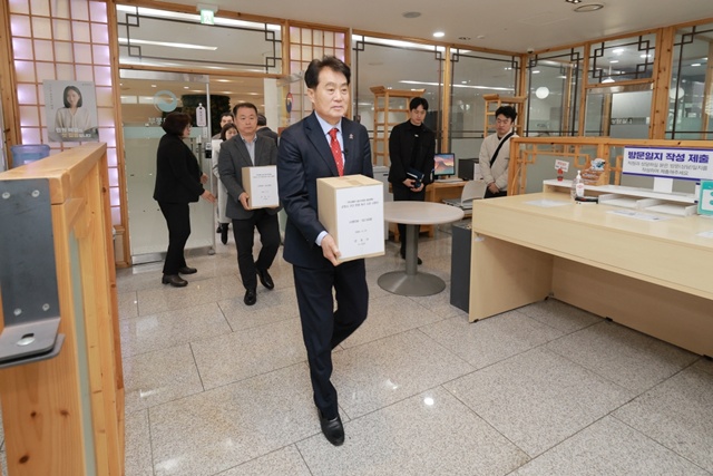 ▲ 하은호 군포시장이 27일 국토교통부를 방문해 철도지하화 국가계획 반영을 촉구하는 시민서명부를 전달하고 있다. ⓒ군포시 제공