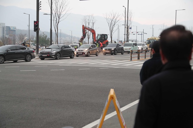 ▲ 최근 아파트 입주가 빠르게 늘고 있는 춘천 학곡지구 일대가 출근길 교통혼잡이 이어지고 있다. ⓒ춘천시