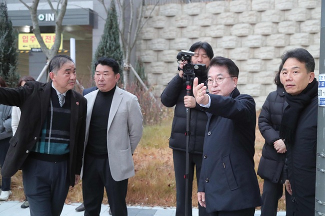 ▲ 육동한 시장이 27일 출근시간대 실제 흐름을 확인하기 위해 현장을 찾아 차량 흐름, 보행자 동선, 신호체계 등을 확인하며 개선 필요사항을 공유했다. ⓒ춘천시