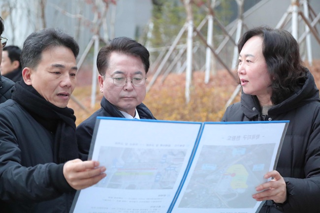 ▲ 육동한 시장이 27일 출근시간대 실제 흐름을 확인하기 위해 현장을 찾아 차량 흐름, 보행자 동선, 신호체계 등을 확인하며 개선 필요사항을 공유했다. ⓒ춘천시