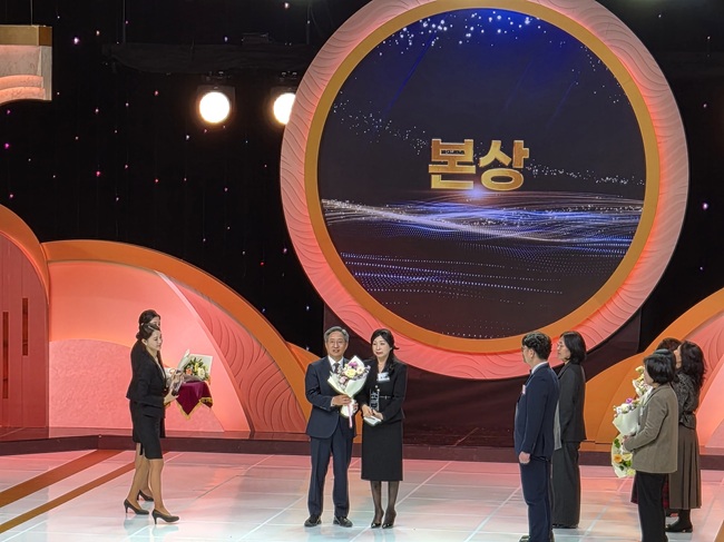 ▲ SBS 방문신 사장이 홍천군청 이수아 민원정책팀장에게 수상하고 있는 장면. ⓒ홍천군