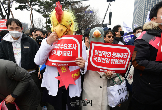 ▲ 지난해 의대증원 확대 결정 이후 열린 '의대정원 증원 및 필수의료 패키지 저지를 위한 전국 의사 총궐기 대회' 현장. ⓒ이종현 기자