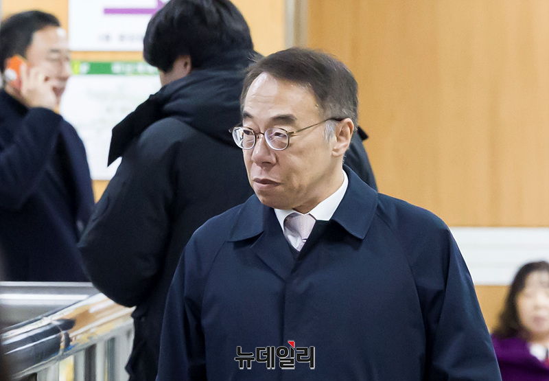 ▲ '사법농단' 의혹으로 1심에서 징역형 집행유예를 선고받은 임종헌 전 법원행정처 차장이 27일 오후 서울 서초구 서울고등법원에서 열린 직권남용 권리행사 방해 등 혐의 항소심 선고공판에 출석하고 있다. ⓒ서성진 기자