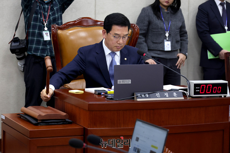 ▲ 신정훈 행정안전위원회 위원장이 27일 국회에서 열린 행정안전위원회 전체회의에서 의사봉을 두드리고 있다. ⓒ이종현 기자