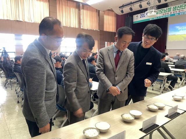 ▲ 2025년 슈퍼오닝 쌀 생산단지 종합 평가회에 참석한 정장선 시장ⓒ평택시 제공